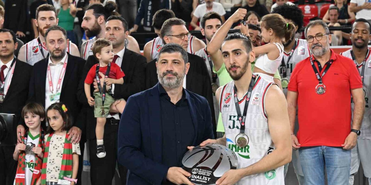Karşıyaka, futbol ve basketbolda çok farklı