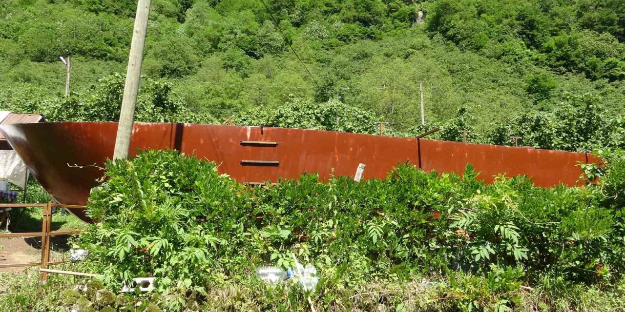 Denize 40 km mesafedeki tepeye deniz feneri yaptılar yetmedi şimdi de tekne yapıyorlar