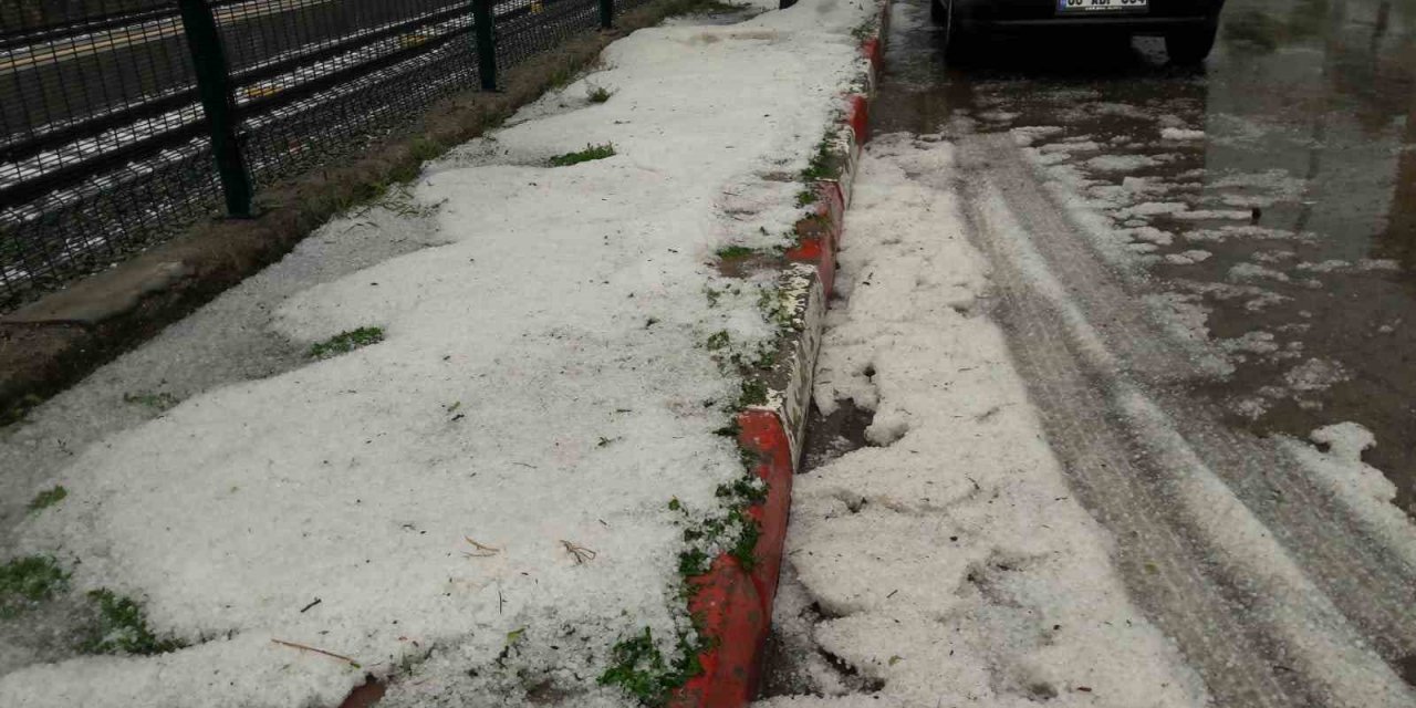 20 dakika boyunca yağan dolu sonrası cadde ve sokaklar beyaza büründü
