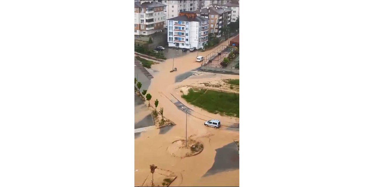 Kastamonu’da 15 dakika süren yağış hayatı olumsuz etkiledi