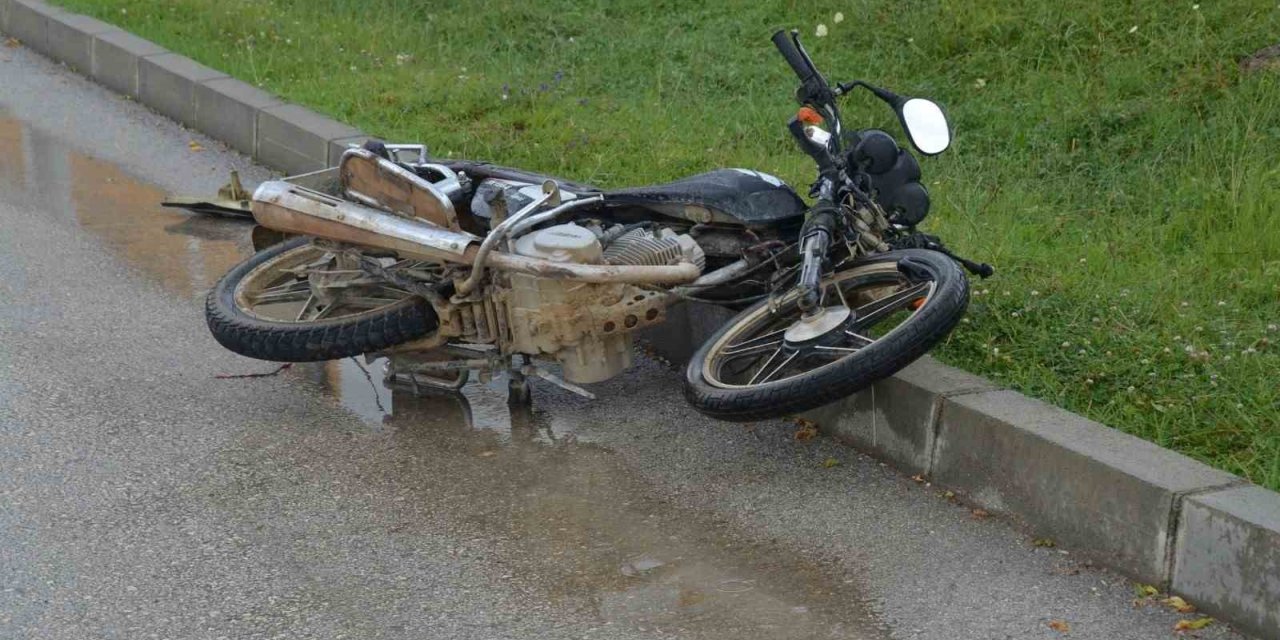 Motosiklet kazasında ağır yaralanan gencin hayati tehlikesi sürüyor