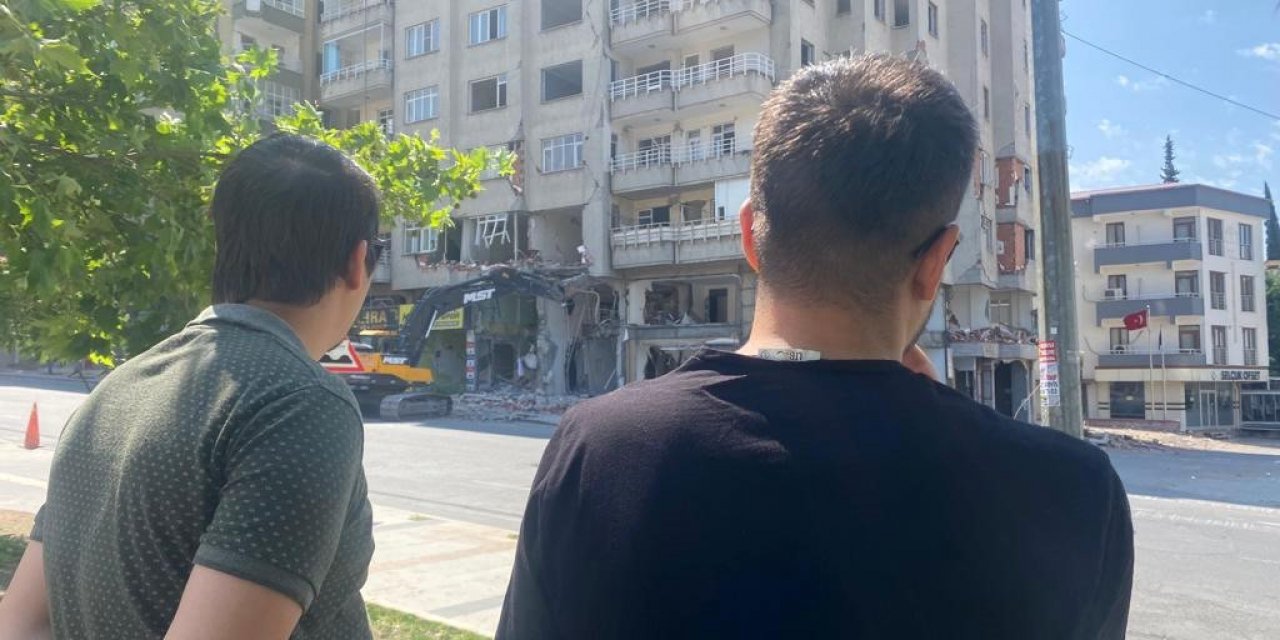 Kontrollü yıkımı gören vatandaşlar tehlikeye aldırmadı, telefonları ile görüntü çekti