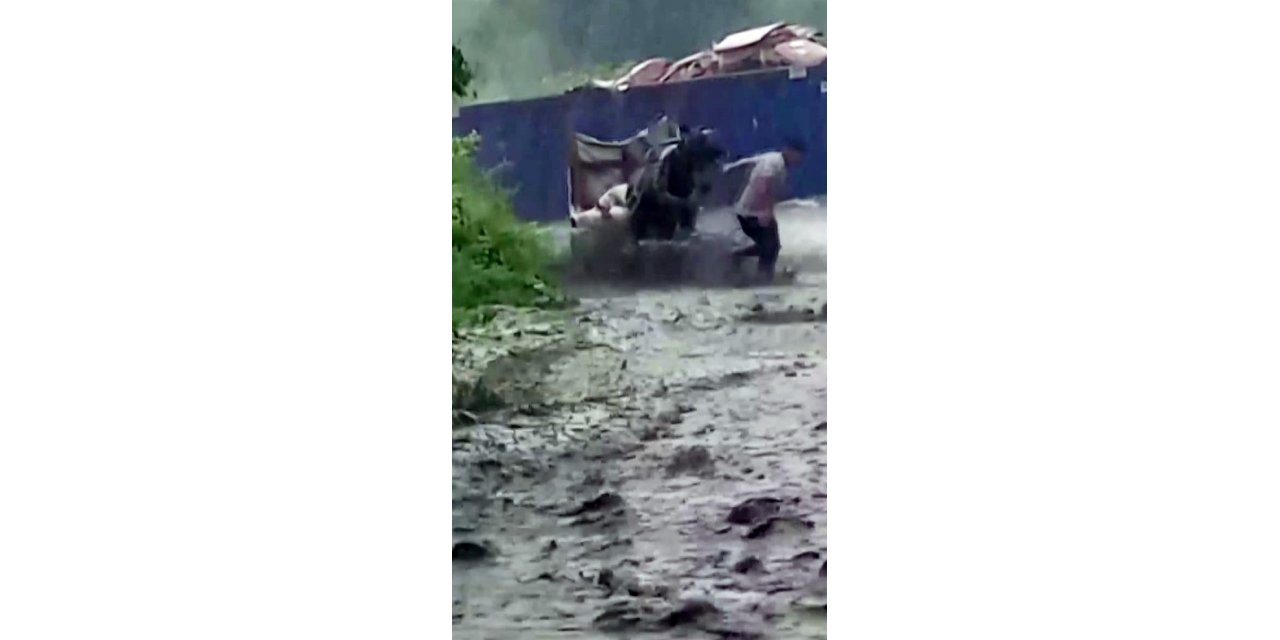 Şiddetli yağmur, turistik ilçe Sapanca’yı sular altında bıraktı