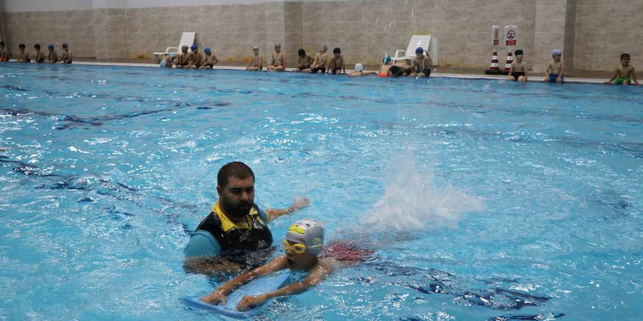 Haliliye’de çocuklar yüzme öğreniyor