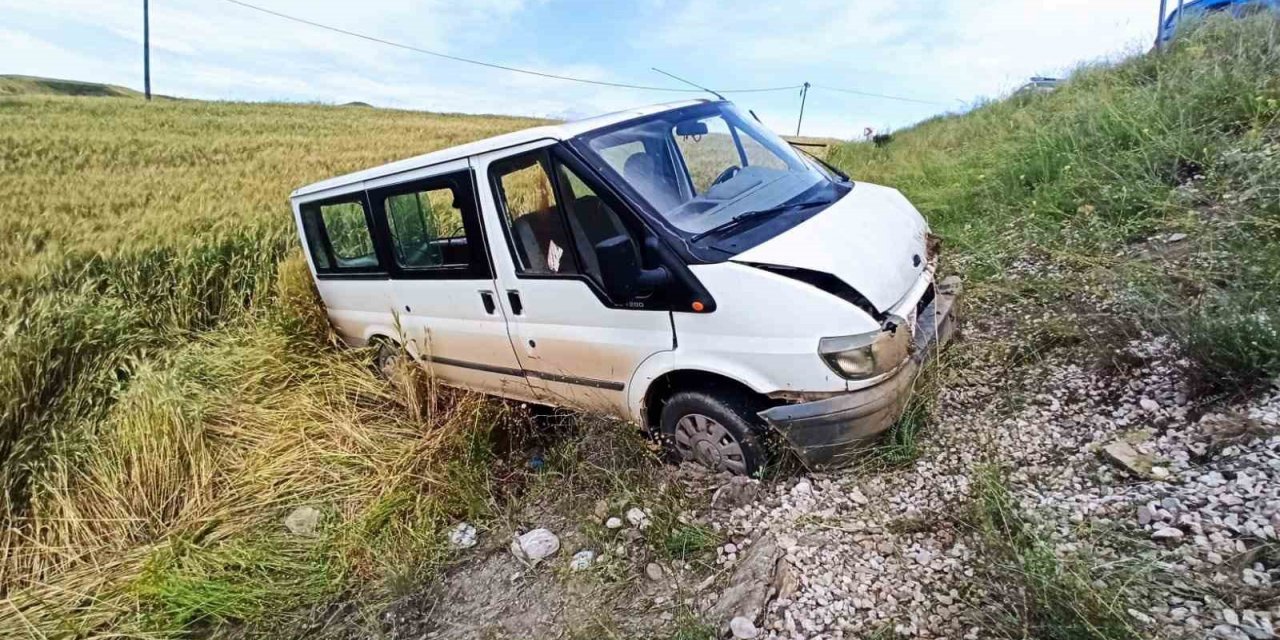 Sungurlu’da minibüs tarlaya uçtu: 1 ölü