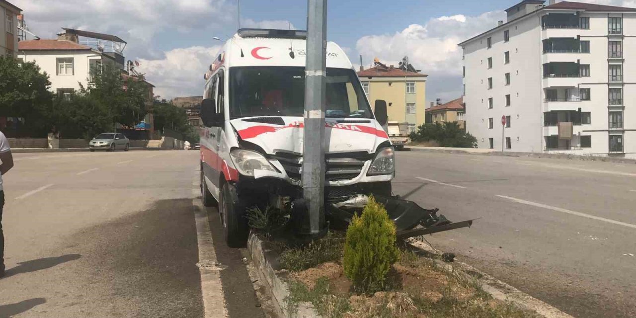 Elazığ’da ambulans aydınlatma direğine çaptı