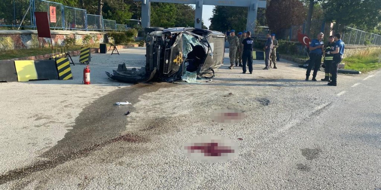 Hafif ticari araç takla attı: 2 ağır yaralı