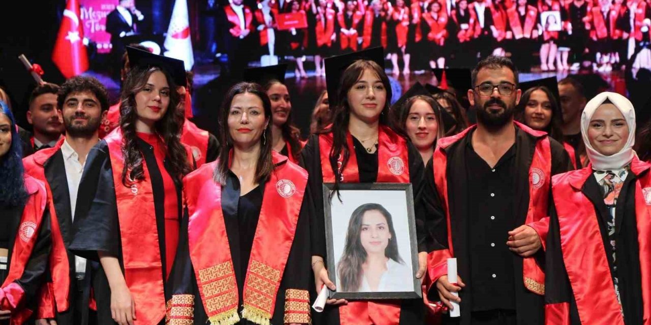 Depremde hayatını kaybeden üniversite öğrencisi Buse mezuniyet töreninde unutulmadı