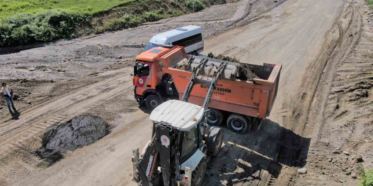Sel ve heyelandan etkilenen 172 mahalle yoluna hızlı müdahale