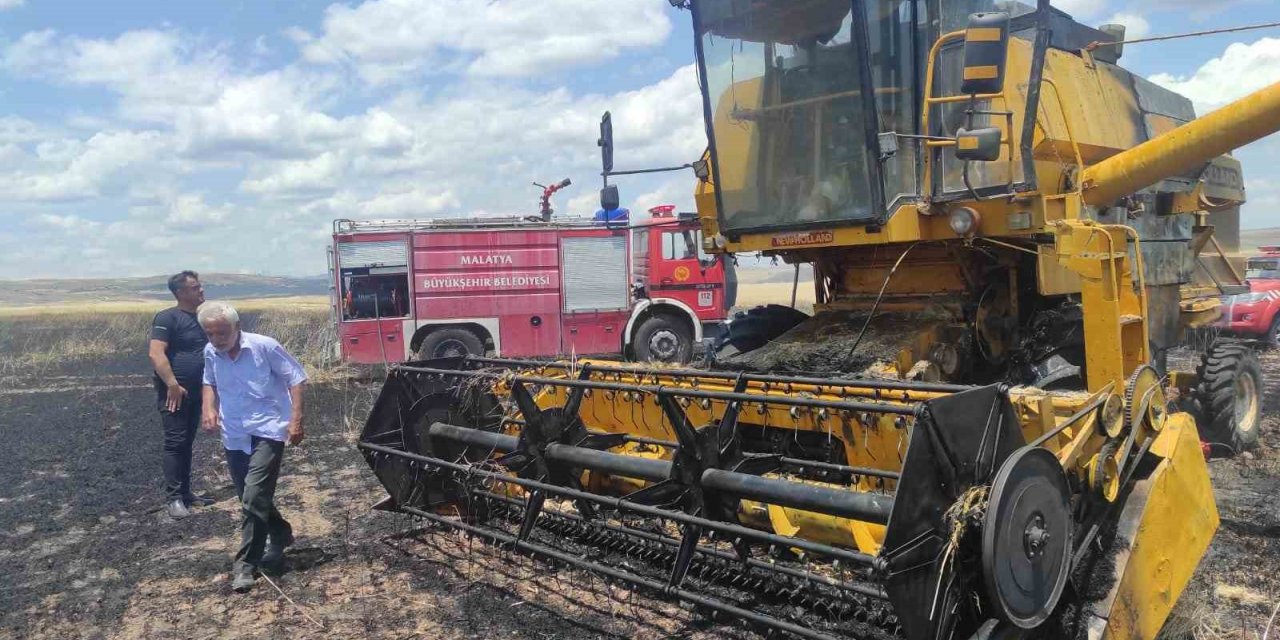 Biçerdöver yangınında arpa ekili 25 dönüm tarla zarar gördü