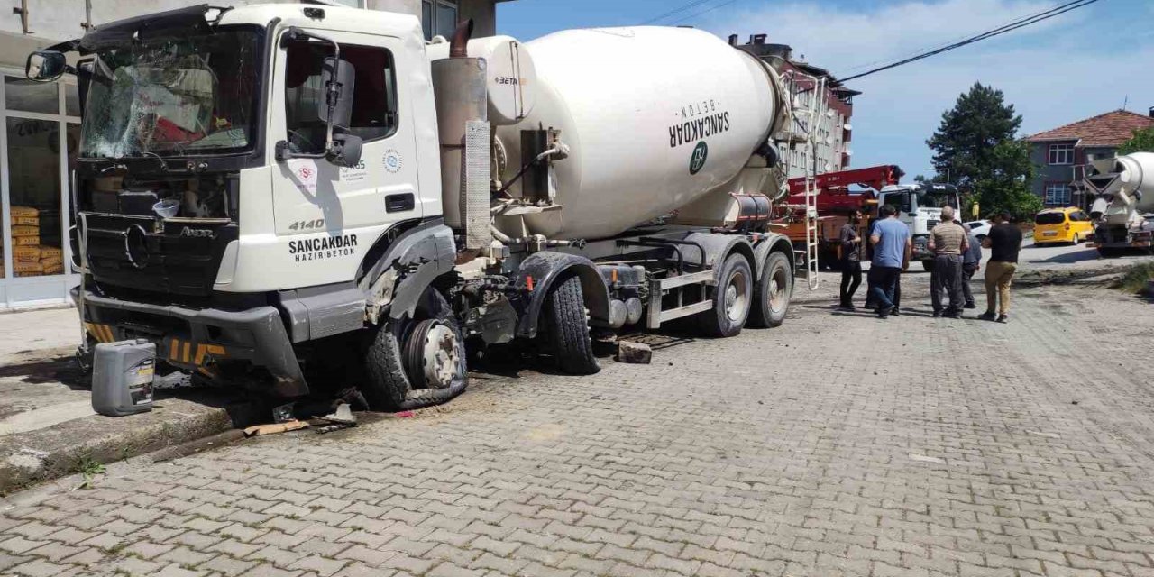 Freni boşalan beton mikserini tabela ve kaldırıma çarparak durdurabildi