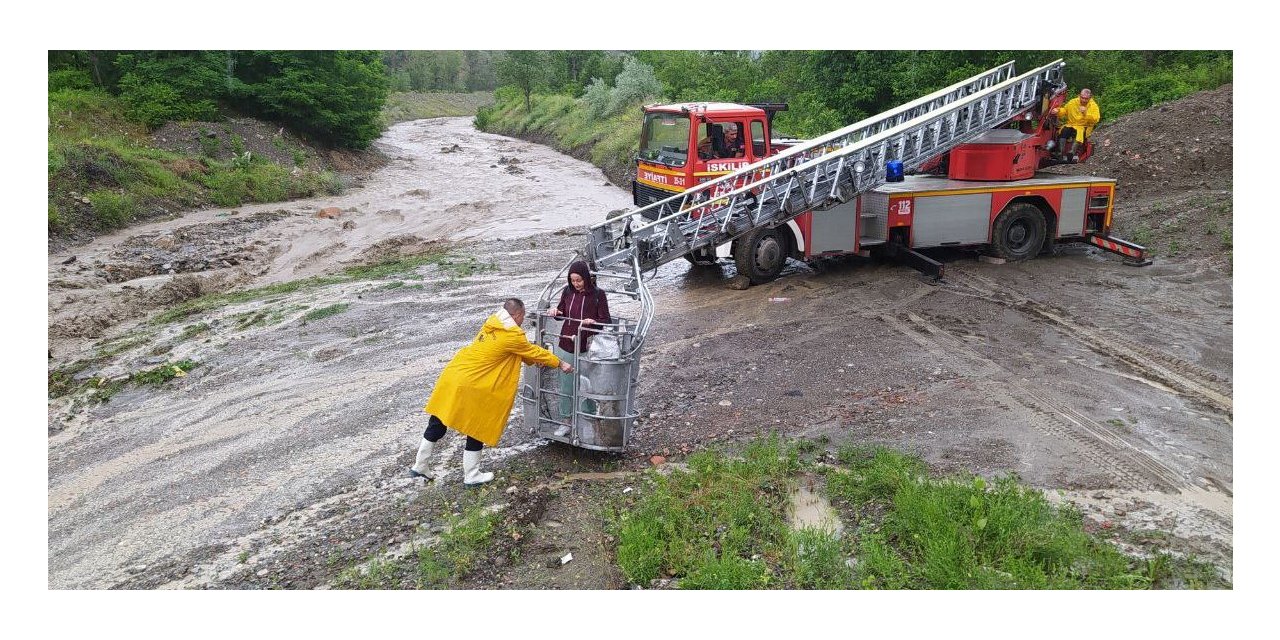 Selde mahsur kalan aileyi itfaiye ekipleri kurtardı