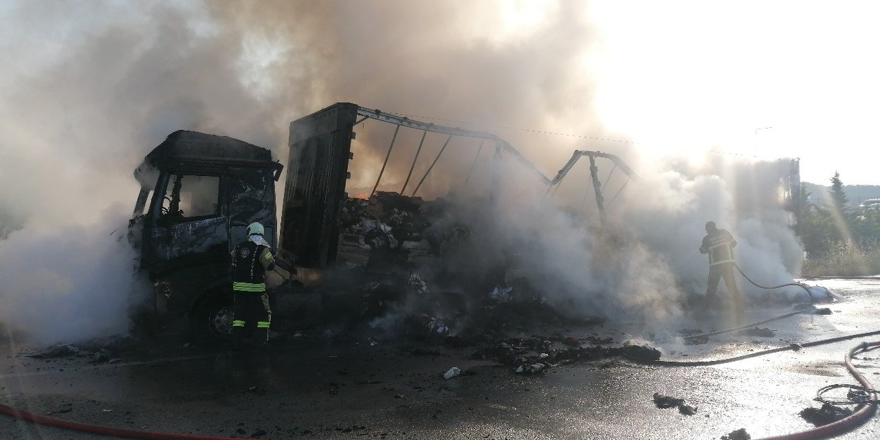 TEM’de tır alev alev yandı: O anlar kamerada