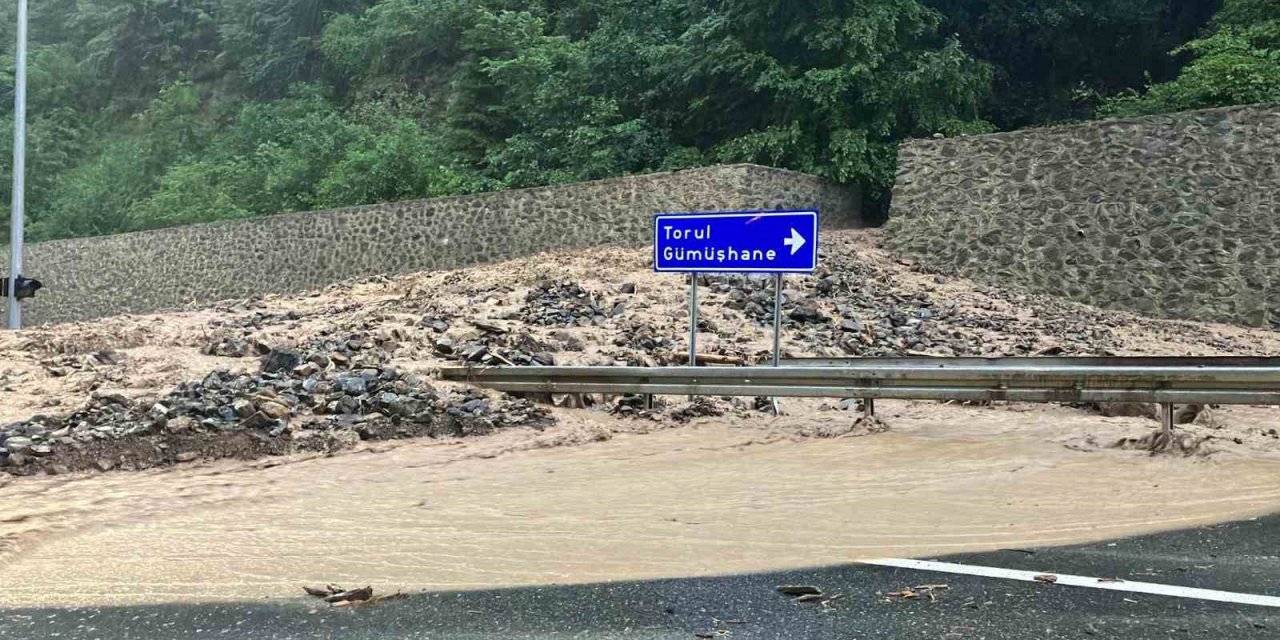 Trabzon-Gümüşhane karayolu sel sularının getirdiği taş ve çamur nedeniyle ulaşıma kapandı