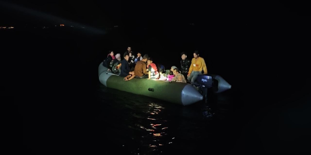 Ayvacık açıklarında 30 kaçak göçmen yakalandı