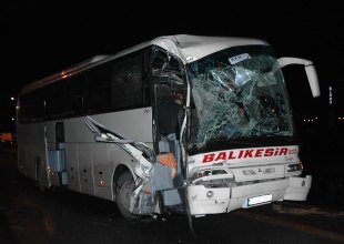 Otobüs kamyona arkadan çarptı: 1 ölü
