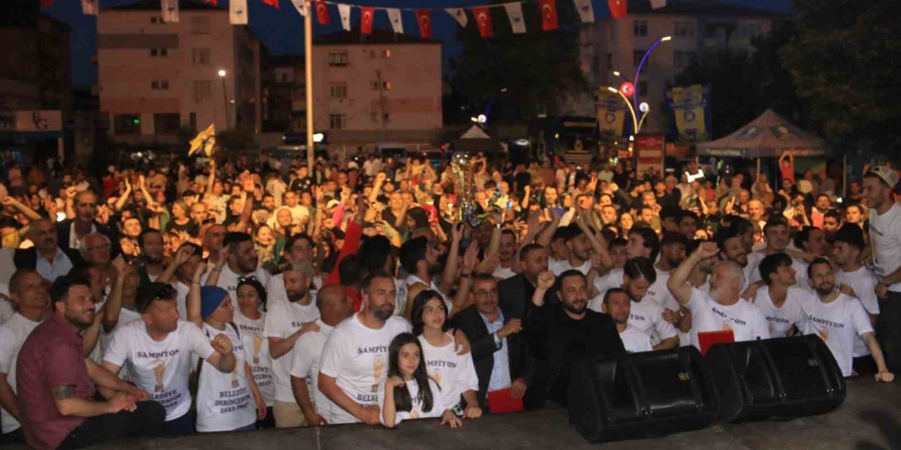 Belediye Derincespor, şampiyonluğu kent merkezinde kutladı