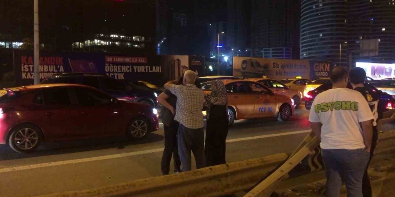 Kadıköy’de kontrolden çıkan otomobil bariyere ok gibi saplandı