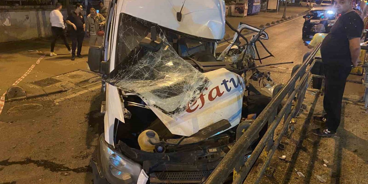 Sağmalcılar’da kontrolden çıkan servis aracı duvara çarptı: 1 yaralı