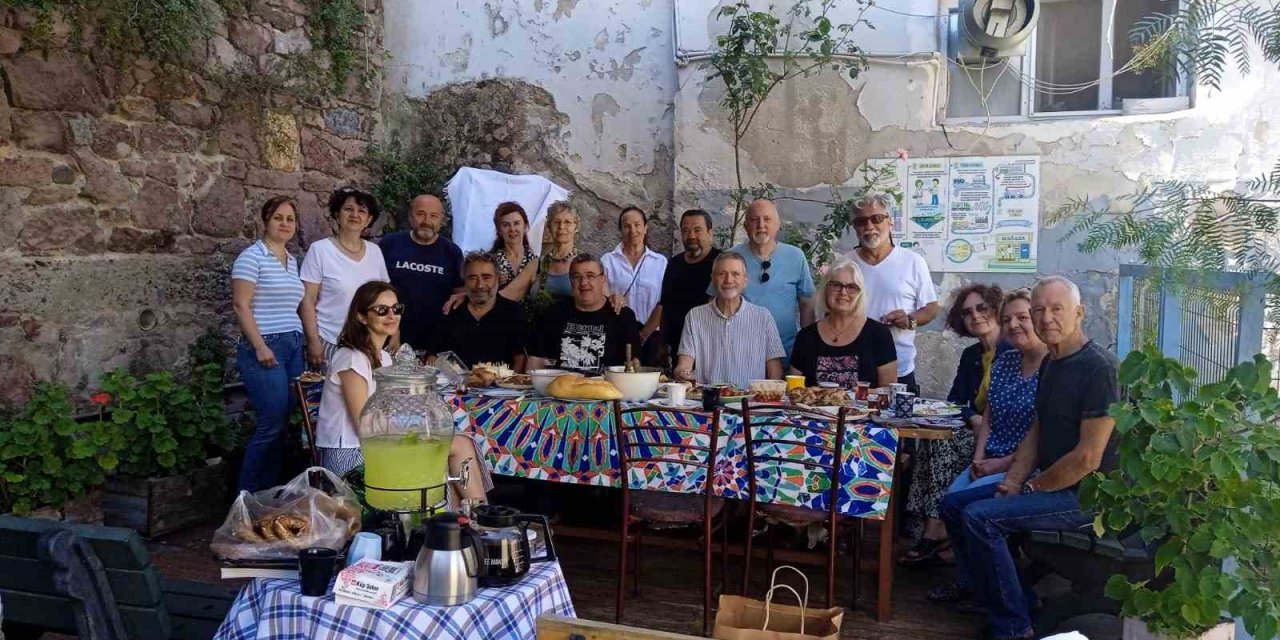 Ayvalık’ın Sakarya Mahallesi bahçesinde geleneksel kahvaltı