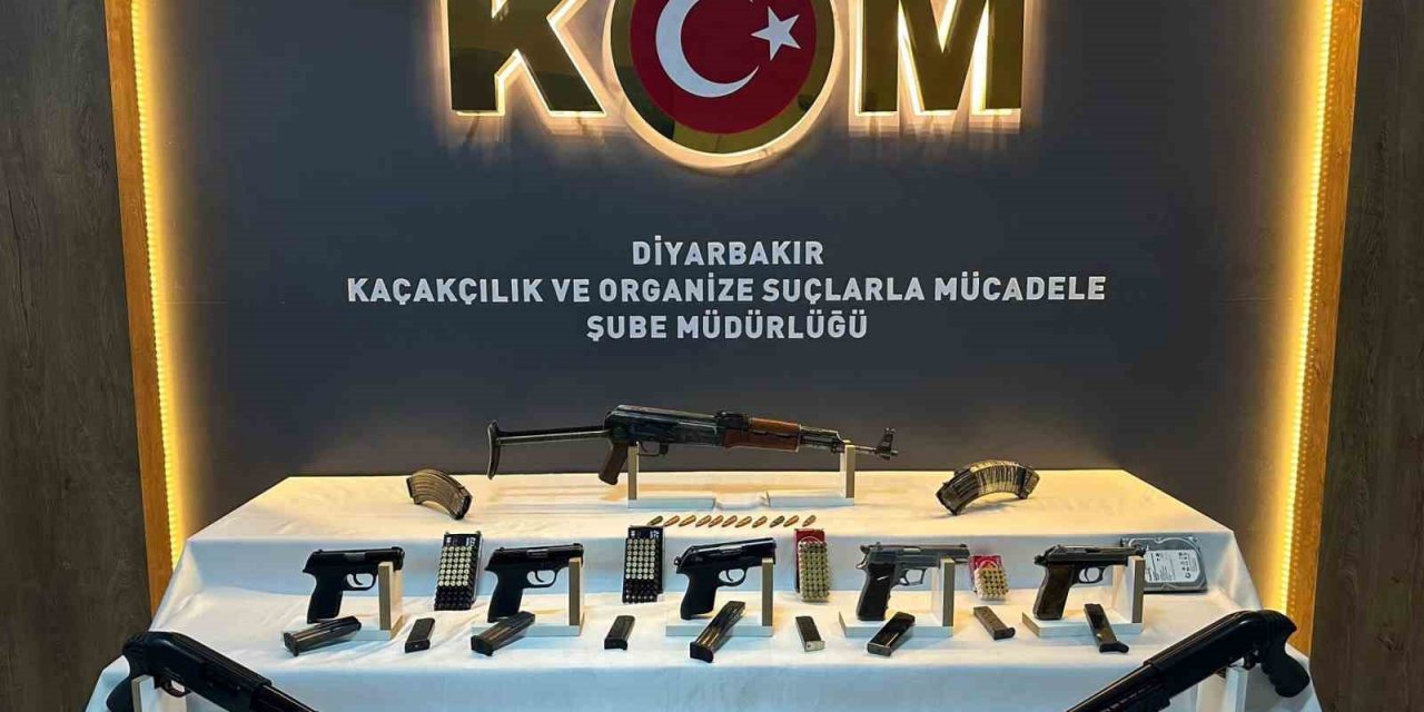 Diyarbakır’da eğlence mekanında çok sayıda silah ele geçirildi