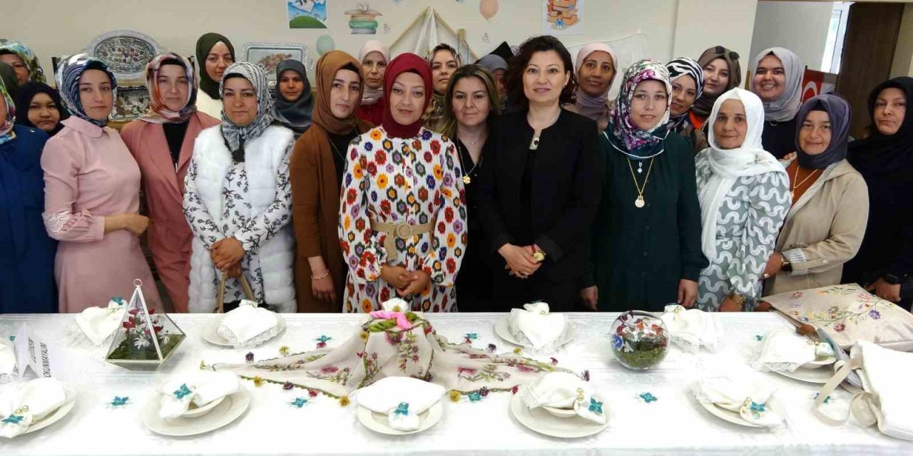 Kütahya’da iğne oyası kursiyerlerinin yıl sonu sergisi göz kamaştırdı