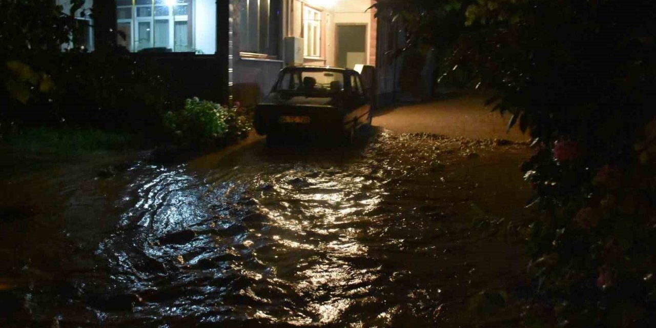 Sağanak yağış Hendek ilçesini de sular altında bıraktı