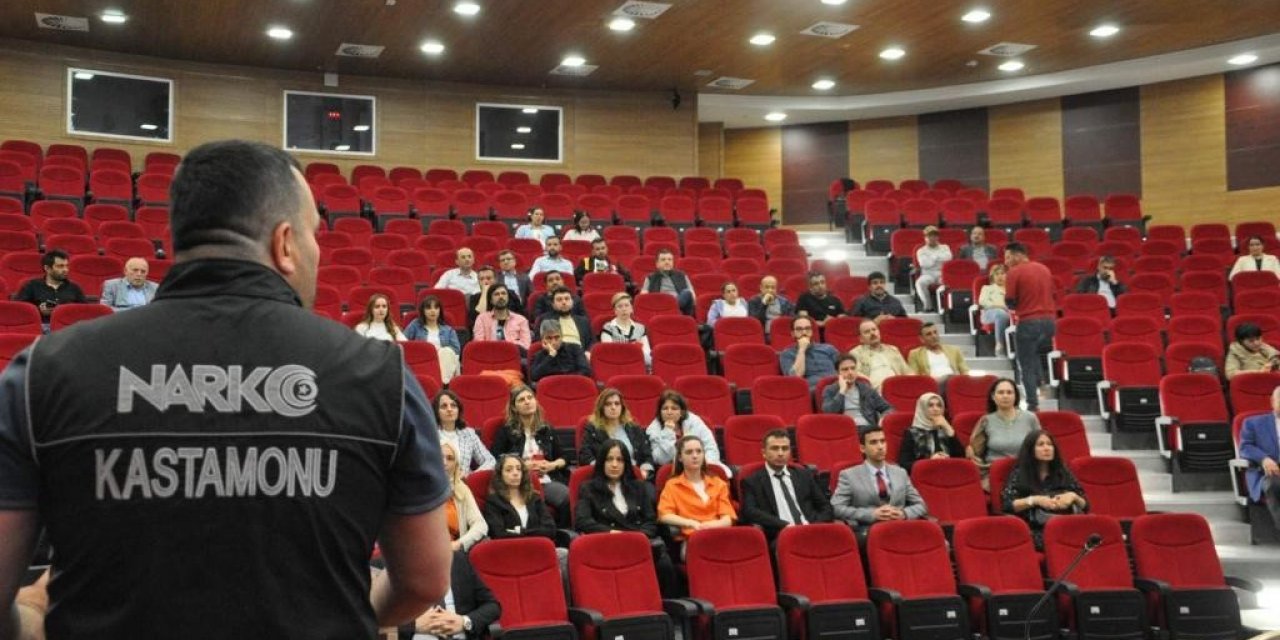 Üniversite personeline "En İyi Narkotik Polisi Anne" eğitimi