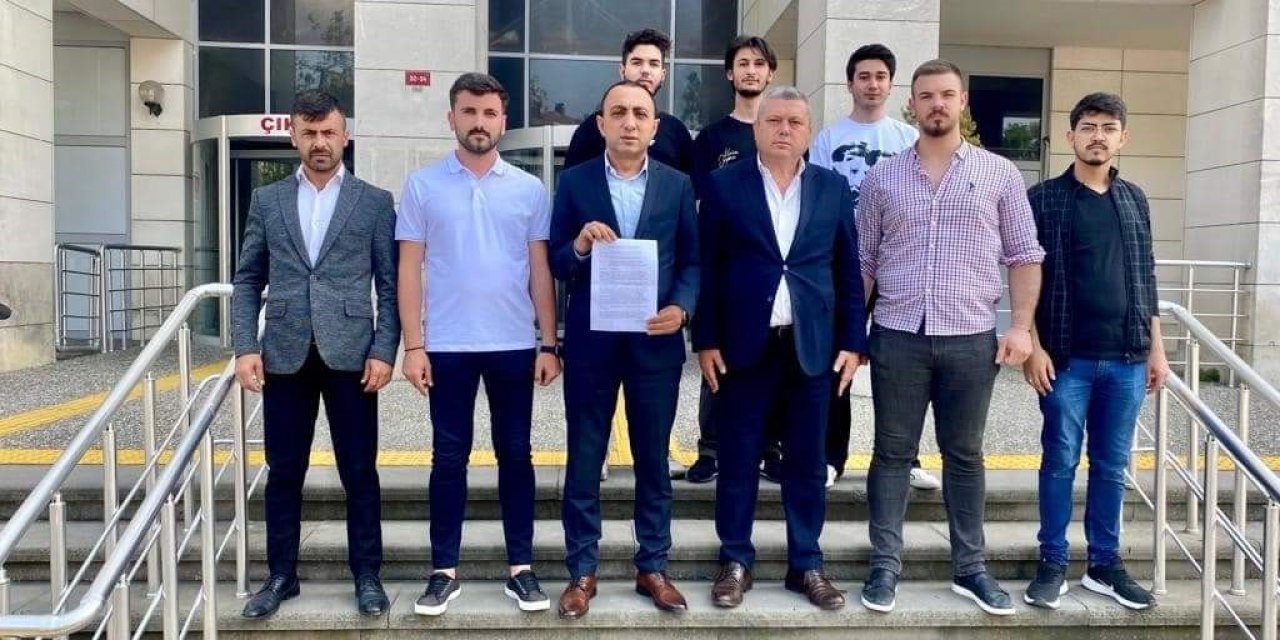 LGBT bayrağı önünde öğrencileriyle fotoğraf çekilen öğretmene Silivri Ülkü Ocakları’ndan suç duyurusu