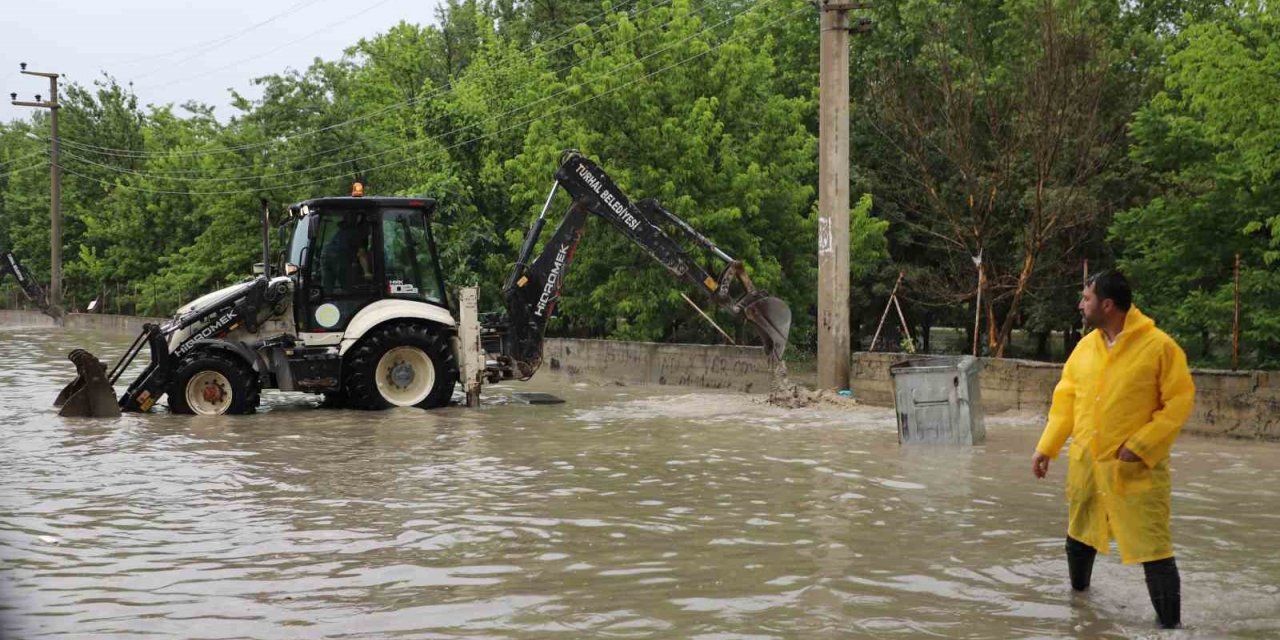 Belediye başkanı ekiplerle birlikte sahaya indi