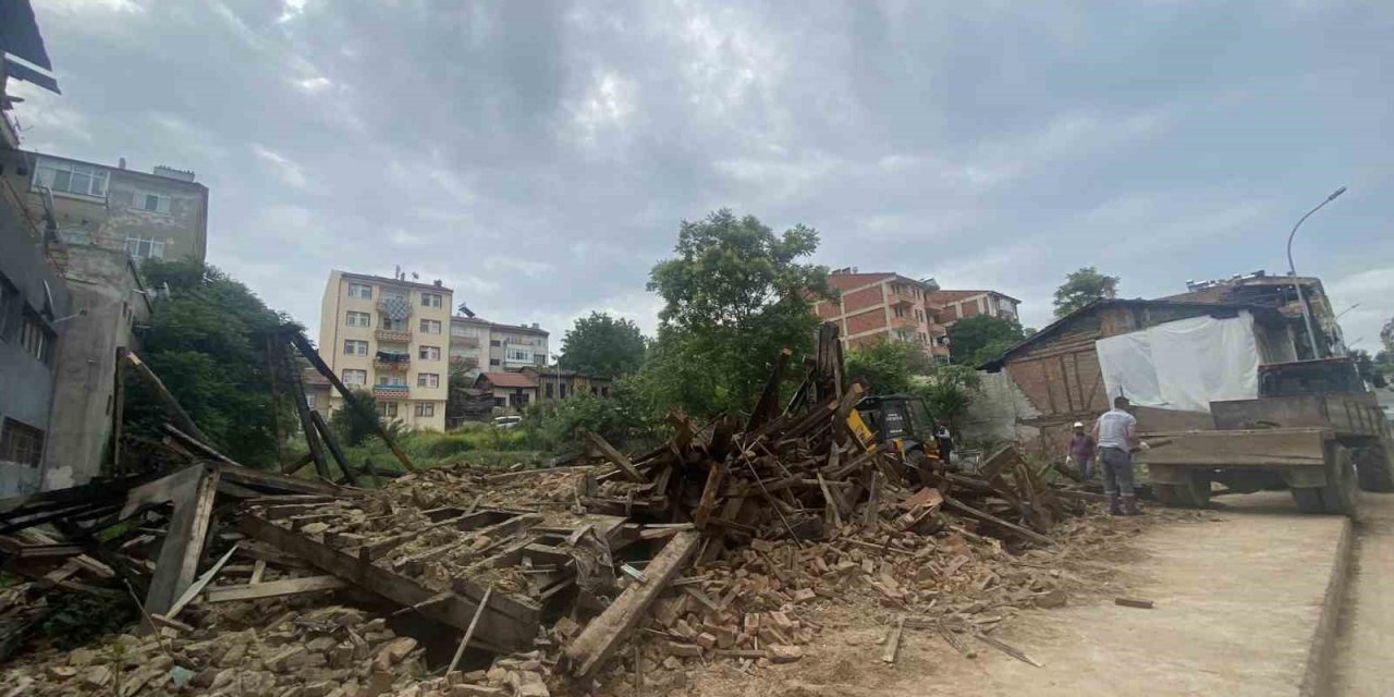 Taşköprü’de 13 metruk bina yıkıldı