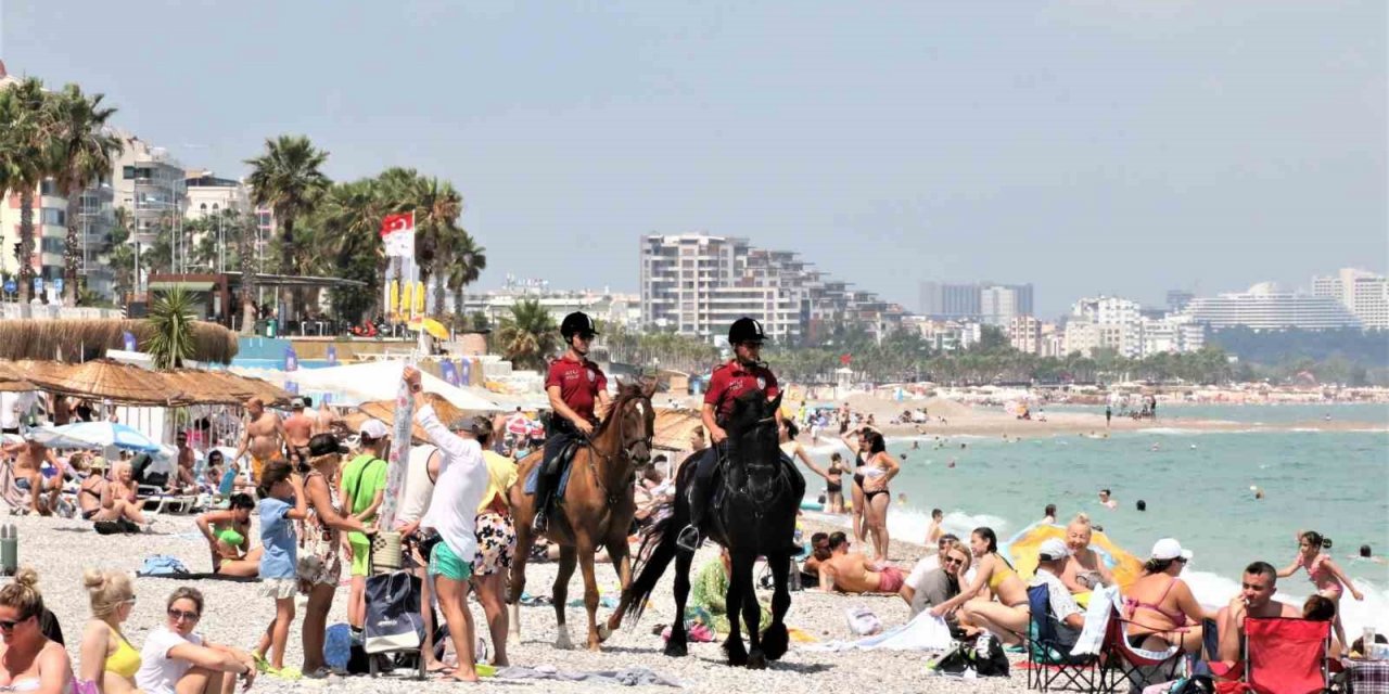 Konyaaltı sahilinin güvenliği Börü ve Winner’e emanet