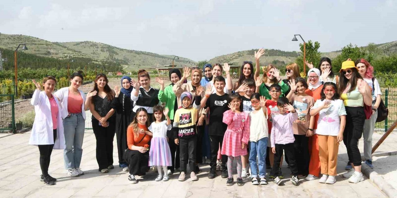 Depremzede çocuklar ekolojik köyü ziyaret etti