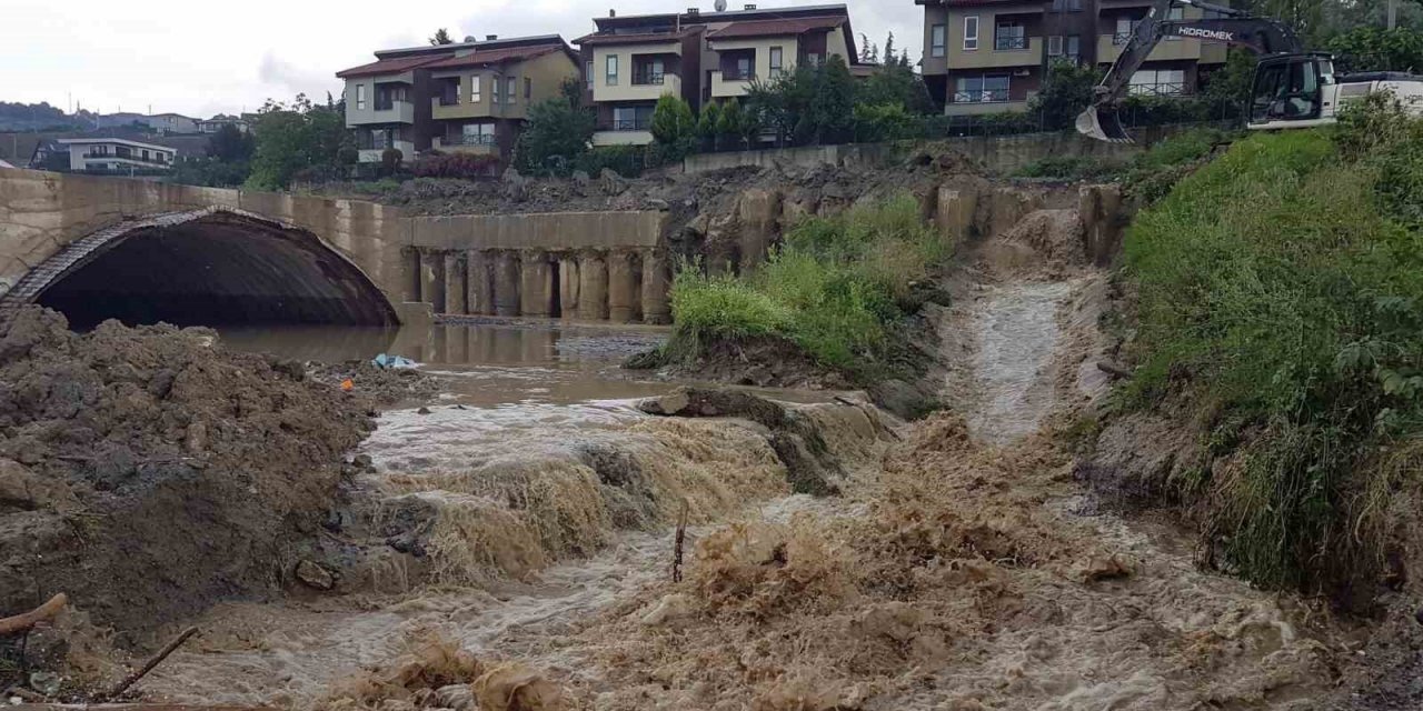 Taşan dere, hızlı tren şantiyesindeki tüneli sular altında bıraktı