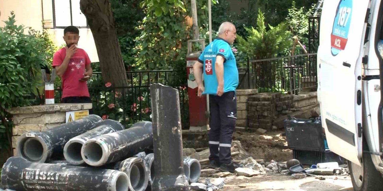 Kadıköy’de doğal gaz borusu patladı, sigarayla başında bekledi