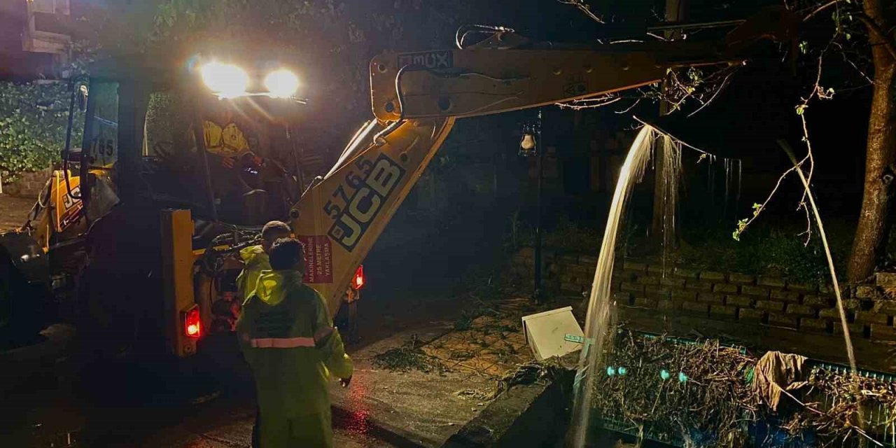 Sakarya Büyükşehir’den gece boyu sel mesaisi