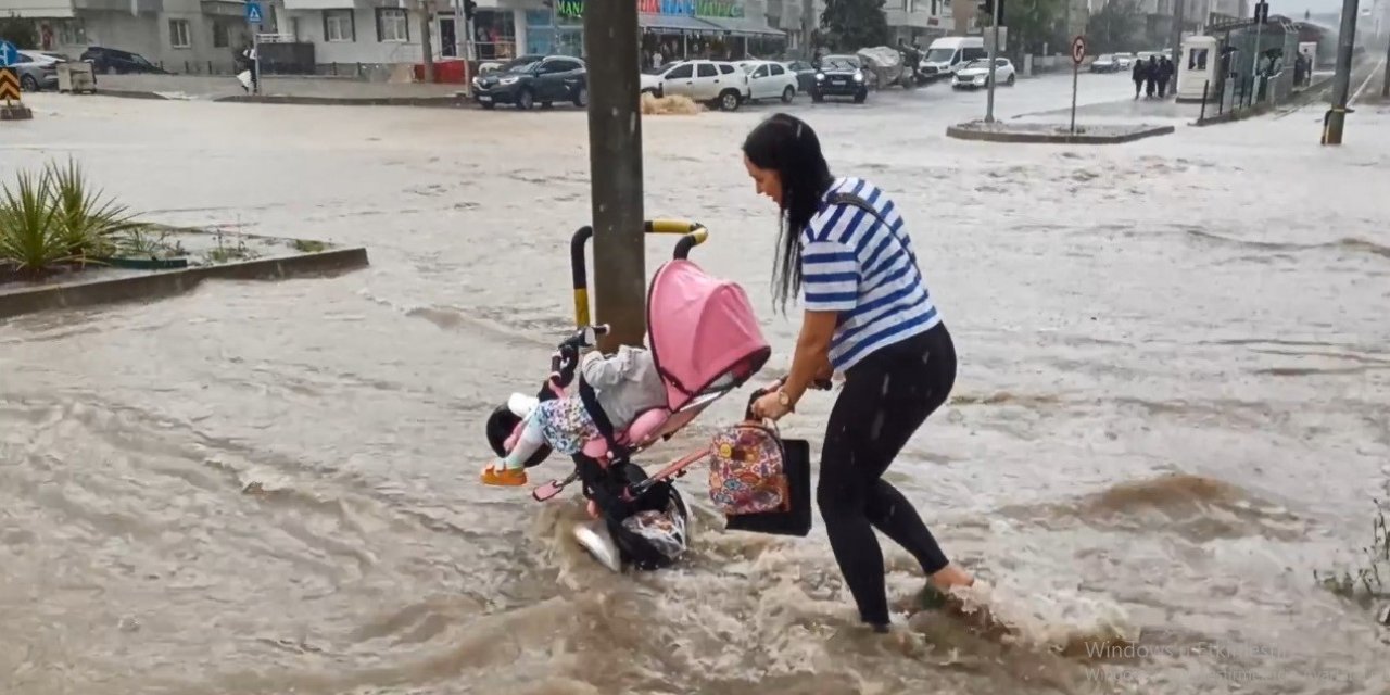 Sağanak yağış Samsun’u esir aldı