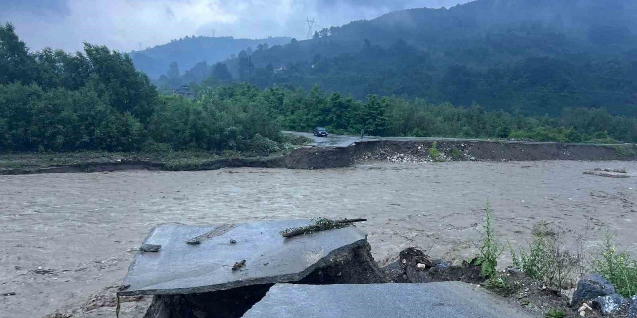 4 mahalleye ulaşım sağlayan geçici köprü sular altında kaldı