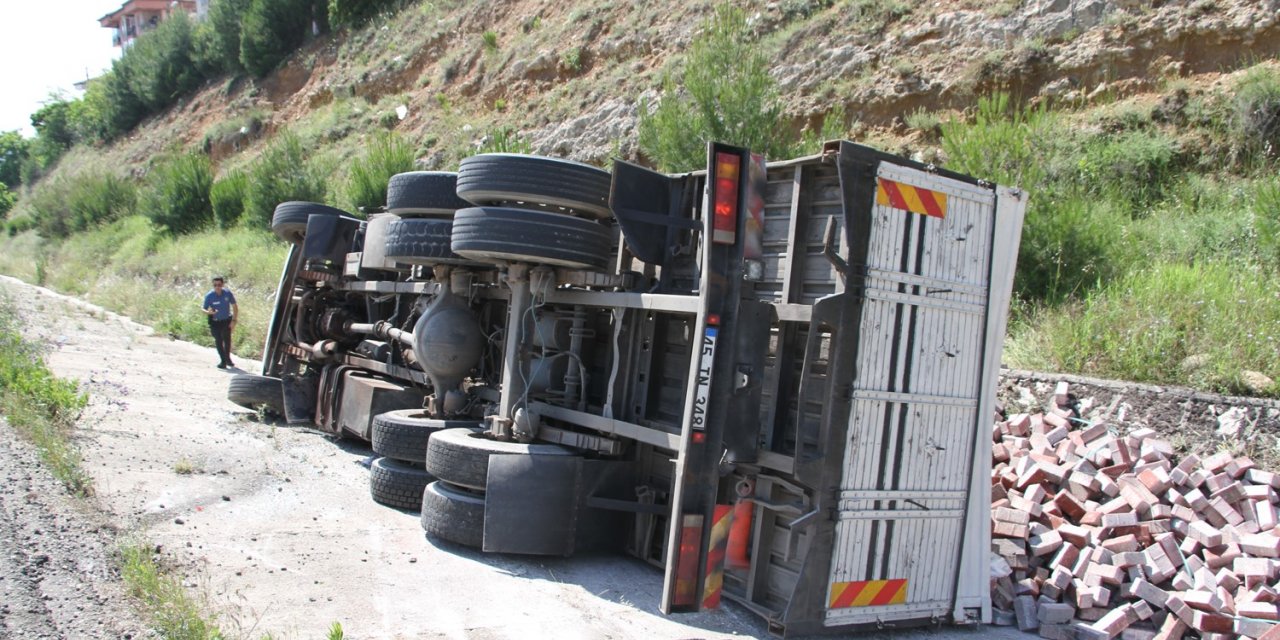 Kontrolden çıkan tır devrildi: 2 yaralı