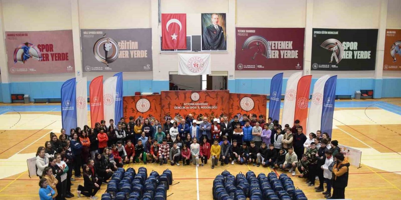123 öğrenciye spor malzemesi hediye edildi