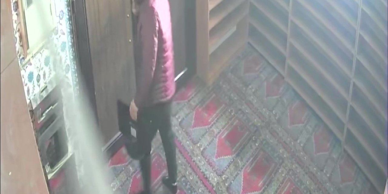 Pendik’te camiye giren hırsız cemaatten toplanan paraları ve monitörü çaldı
