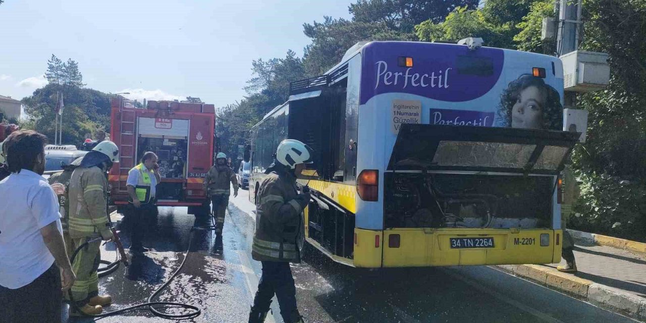 Sarıyer’de İETT otobüsünün motor kısmı yandı: Yolcular büyük panik yaşadı