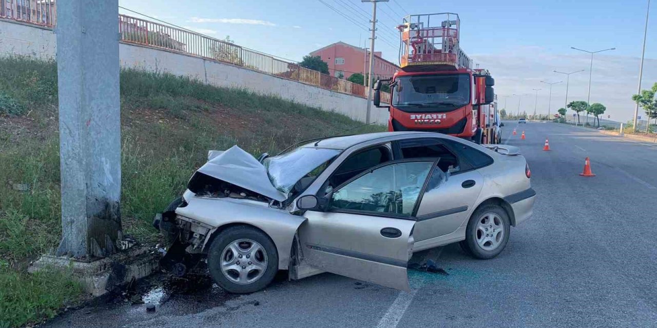 Otomobil PTS direğine çarptı: 1 ölü, 1 yaralı