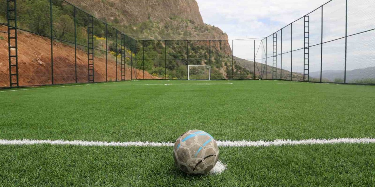 Konya BB Başkanı Altay: Hadim Yağcı ve Eğiste halı sahalarımız gençlerimize hayırlı olsun