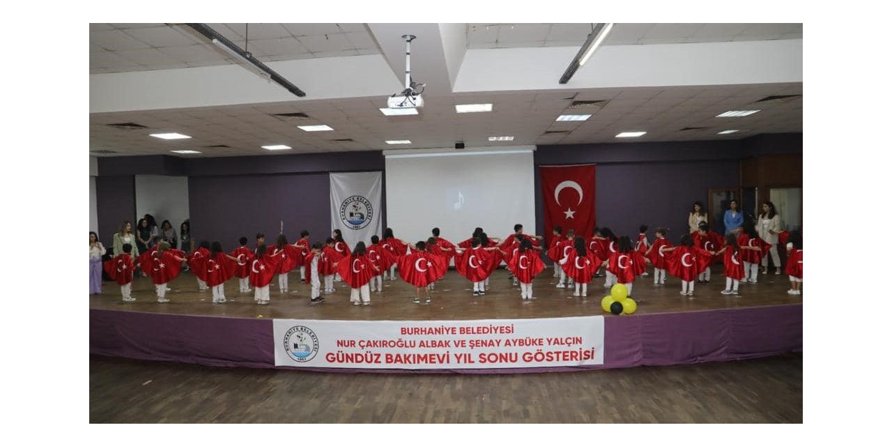 Burhaniye’de minik öğrencilerin mezuniyet coşkusu