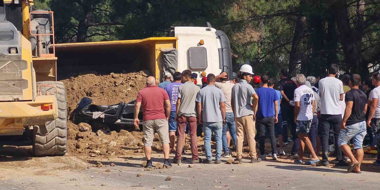 Hafriyat yüklü kamyon minibüsün üzerine devrildi: 1 ölü, 2 yaralı
