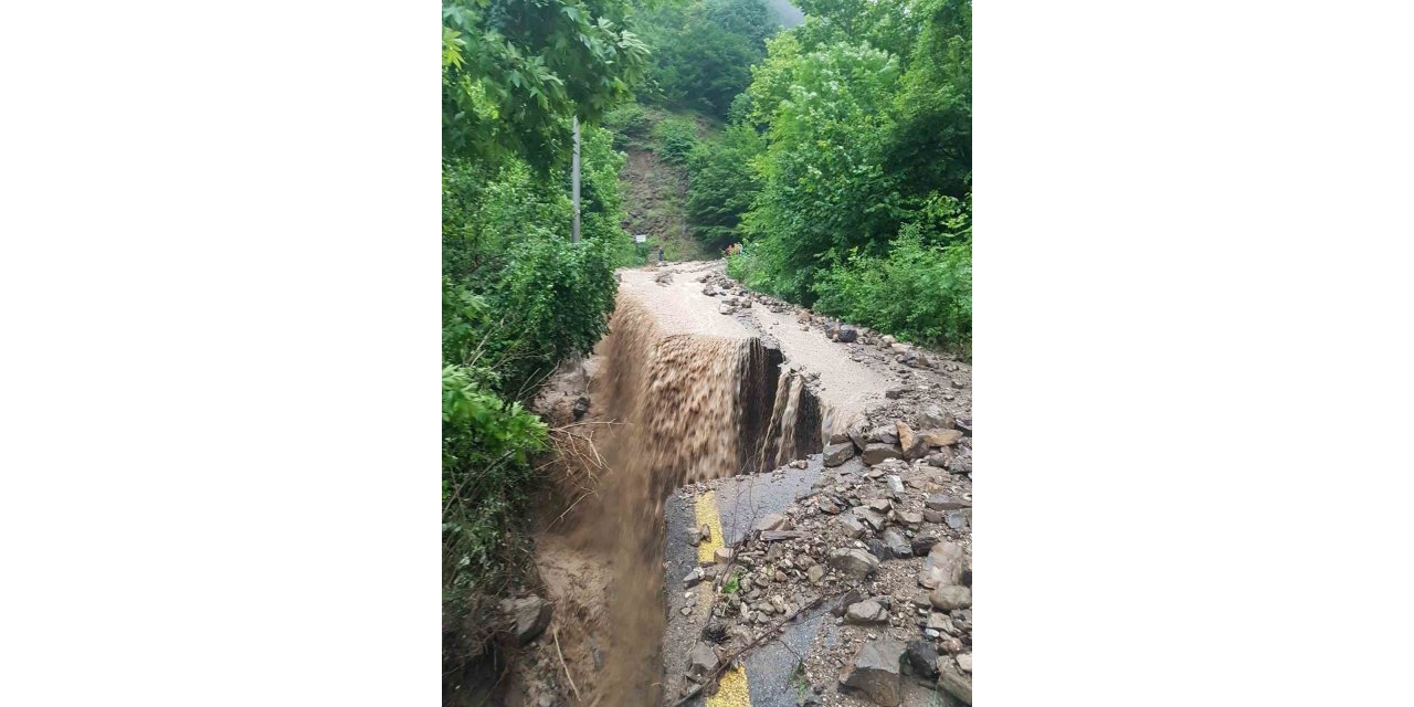 Şiddetli yağmur yolu çökertti, sular adeta şelale gibi aktı