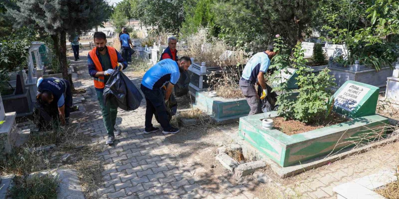 Diyarbakır’da mezarlıklarda bayram temizliği