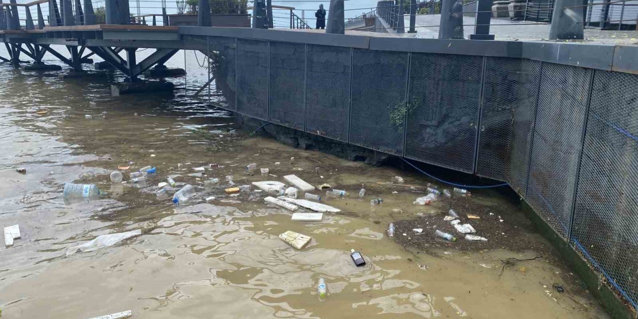 Sahil plastik atık çöplüğüne döndü