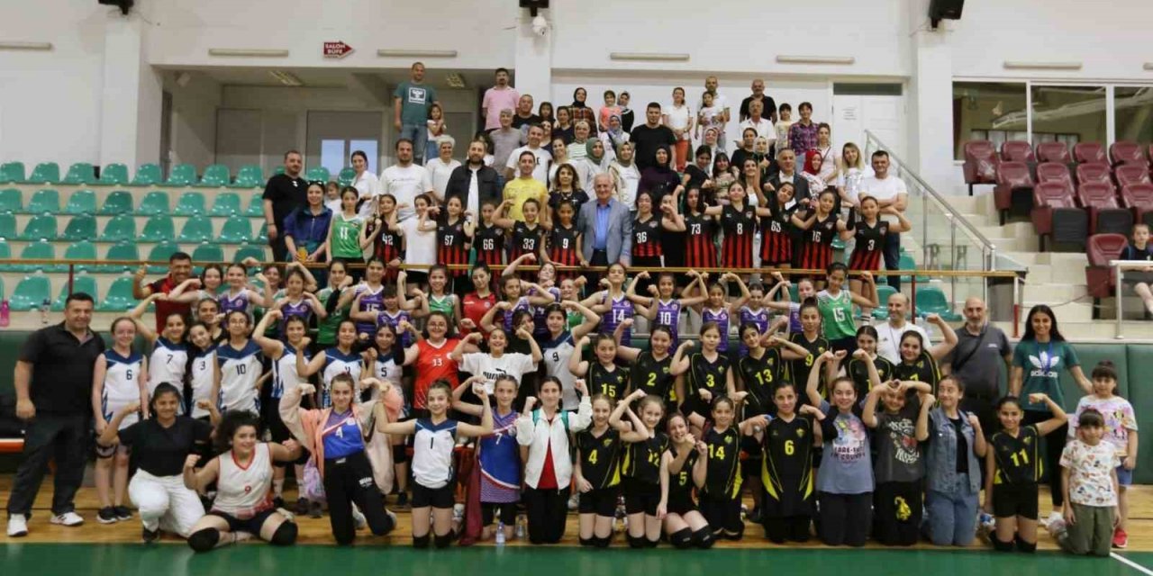 Derince’de voleybol şenliği